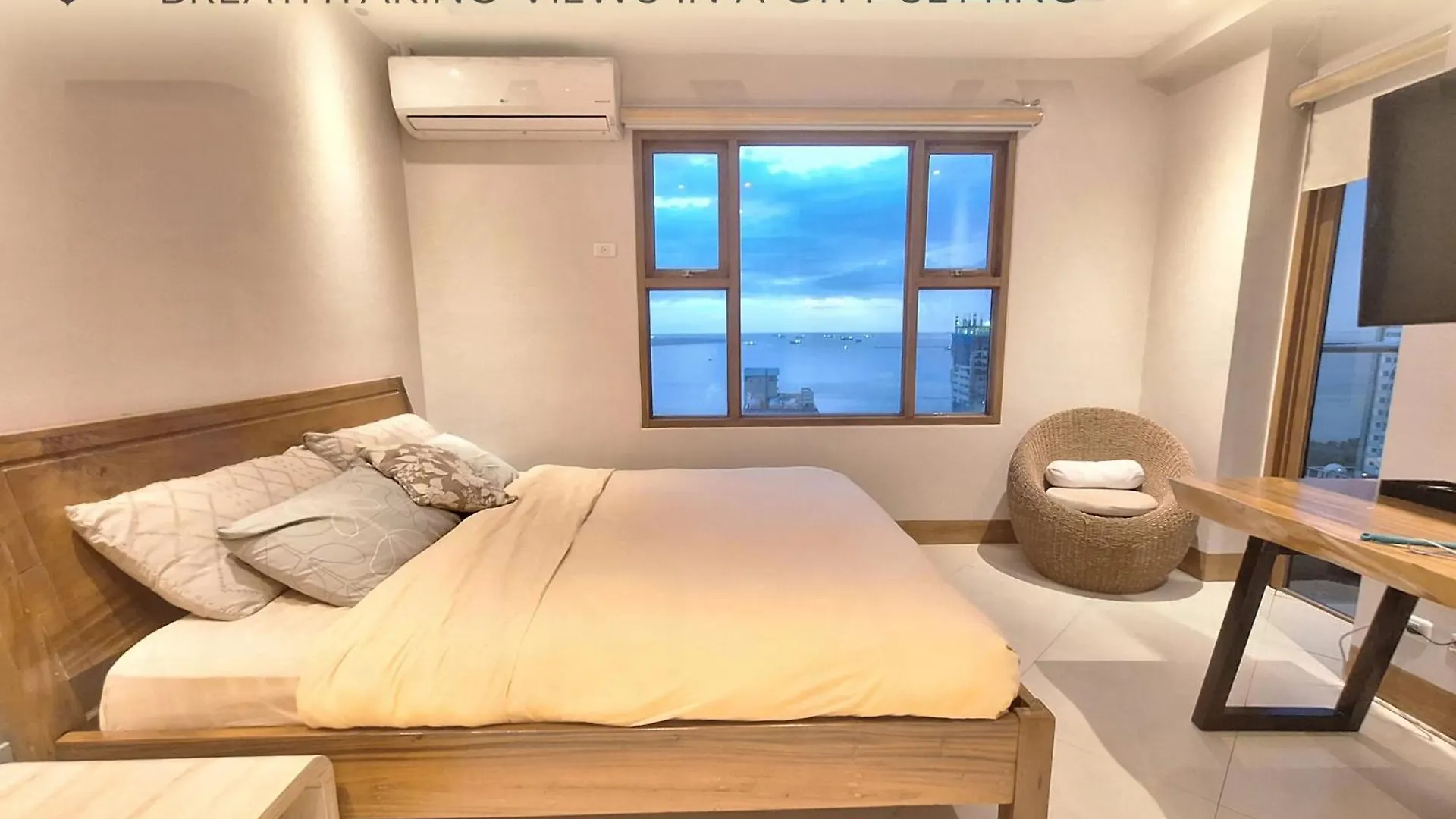Apartment Manila Bayview Luxury Condos: Poolside Balcony Retreats