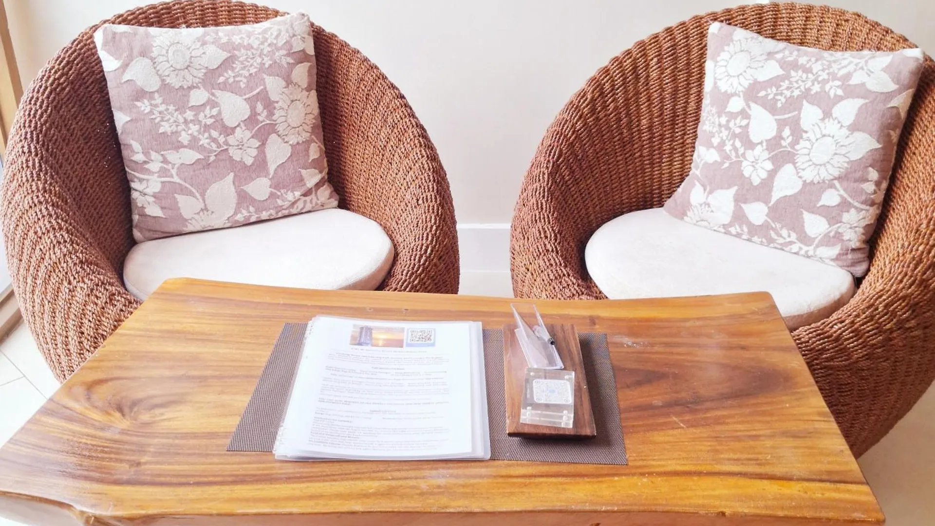 Apartment Manila Bayview Luxury Condos: Poolside Balcony Retreats