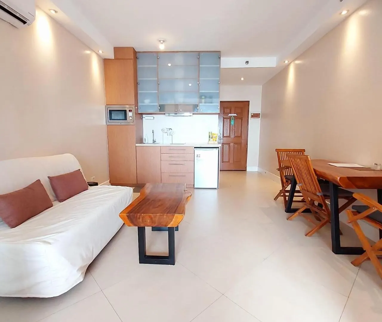 Apartment Manila Bayview Luxury Condos: Poolside Balcony Retreats