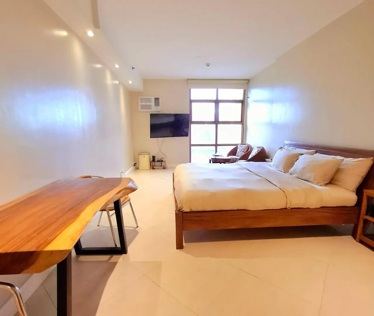 Manila Bayview Luxury Condos: Poolside Balcony Retreats 0*,