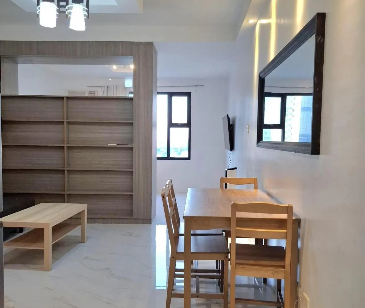 Apartment Manila Bayview Luxury Condos: Poolside Balcony Retreats