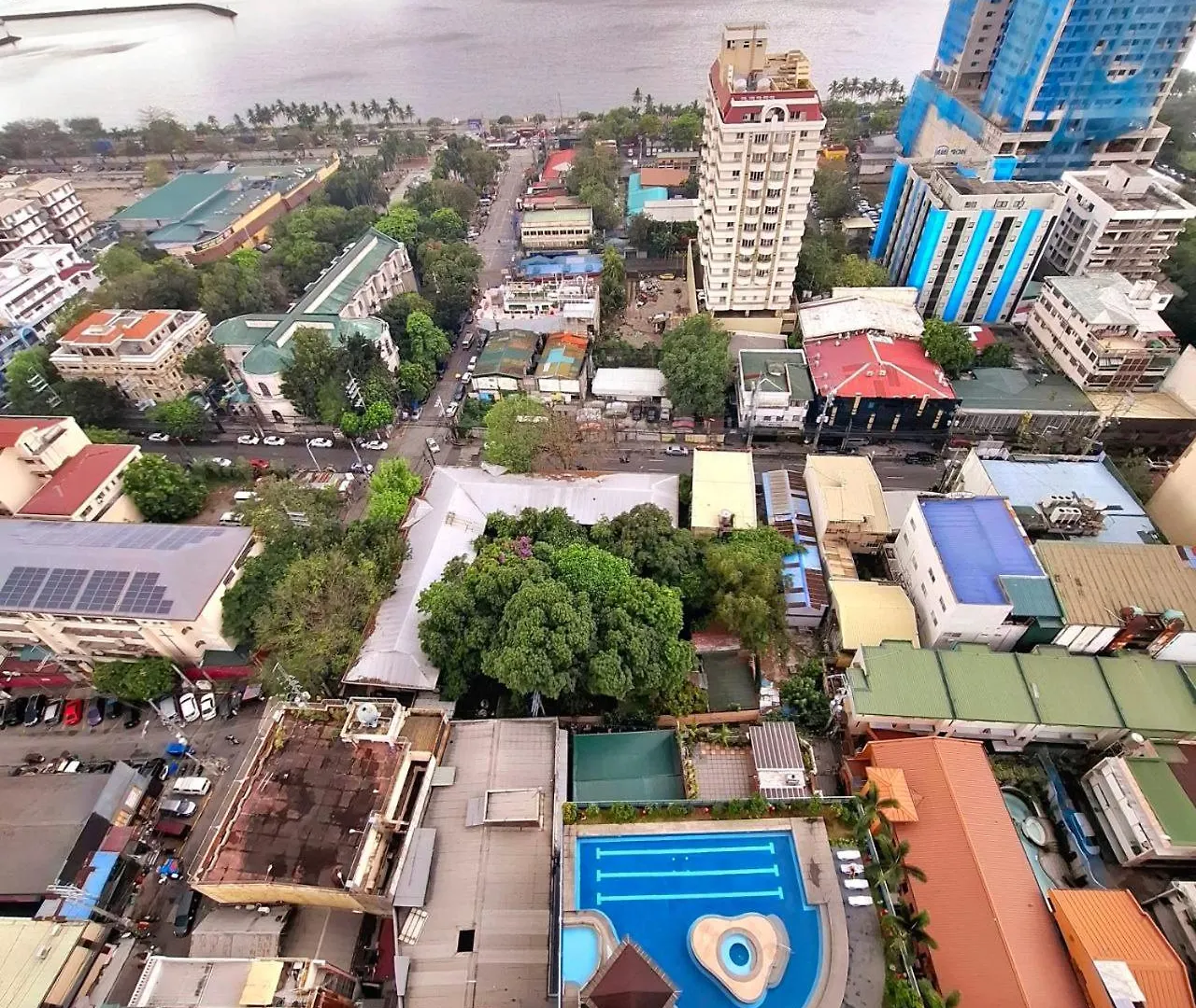 Apartment Manila Bayview Luxury Condos: Poolside Balcony Retreats Philippines