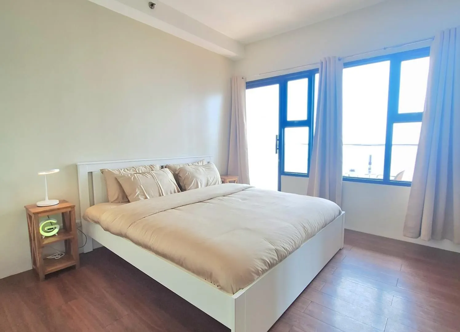 Apartment Manila Bayview Luxury Condos: Poolside Balcony Retreats Philippines